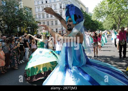 Teilnehmer in farbenfrohen Outfits unterhalten die riesige Menge vor dem Beginn des Karnevals der Kulturen in diesem Jahr. Berlin, Deutschland Stockfoto