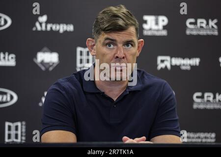 Paul Wellens Cheftrainer von St. Helens spricht nach dem Betfred Challenge Cup Spiel Hull FC gegen St Helens im MKM Stadium, Hull, Großbritannien, 17. Juni 2023 mit den Medien (Foto: James Heaton/News Images) Stockfoto