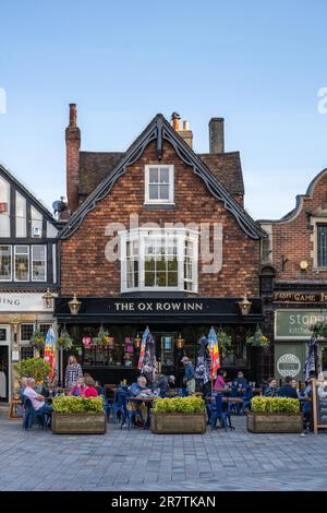 Traditioneller Pub The Ox Row Inn in Salisbury Market Place, Wiltshire, England, Großbritannien Stockfoto