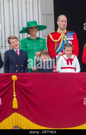 London, England, Großbritannien. 17. Juni 2023. (Von links nach rechts) Prinz GEORGE, Prinz LOUIS, Prinzessin VON Wales CATHERINE, Prinz von Wales WILLIAM, Prinzessin CHARLOTTE, auf dem Balkon des Buckingham Palace, um die Flypast nach der Trooping the Colour Zeremonie zu sehen, während König Karl III. Seinen ersten offiziellen Geburtstag seit seinem Amtsantritt feiert. (Kreditbild: © Tayfun Salci/ZUMA Press Wire) NUR REDAKTIONELLE VERWENDUNG! Nicht für den kommerziellen GEBRAUCH! Stockfoto