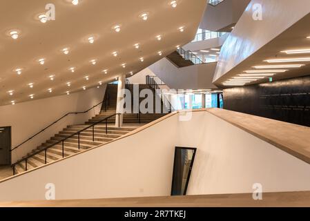 Treppen und Foyer der Großen Konzerthalle im Inneren der Elbphilharmonie, auf Deutsch, Elbphilharmonie, das neue Kultursymbol im Hafen von Stockfoto