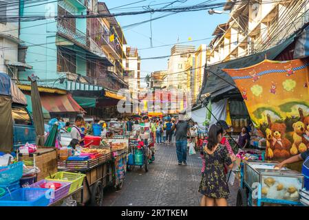 Das Viertel Samphanthawong ist die berühmte, beliebte und geschäftige Chinatown von Bangkok. Zahlreiche Geschäfte, die traditionelle Waren verkaufen Stockfoto