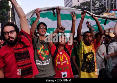 São Paulo SP Brasilien am 17 2023. Juni nehmen Demonstranten am Marihuana-marsch Teil, der diesen Samstag (17) in São Paulo stattfindet. Kredit: Cris Faga/Alamy Live News Stockfoto