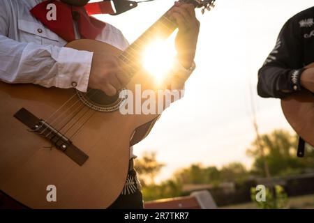 Der mexikanische Musiker Mariachi spielt Gitarre auf einer Stadtstraße. Stockfoto