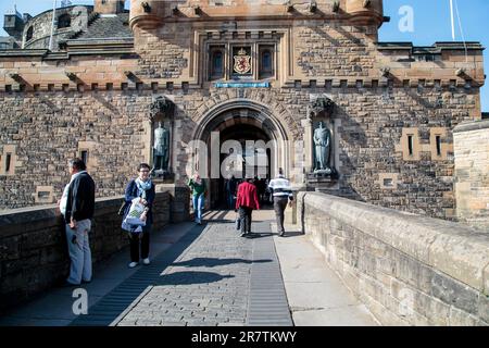 EDINBURGH, GROSSBRITANNIEN - 10. SEPTEMBER 2014: Es ist eine Steinbrücke und Tor zum Edinburgh Castle. Stockfoto