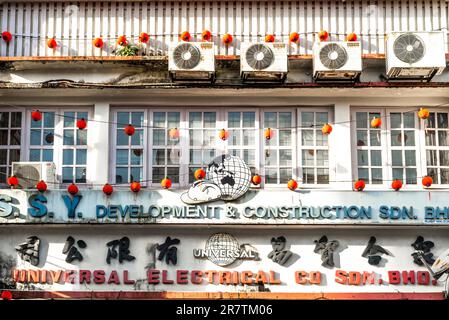Außergewöhnliche Fassade eines Elektroinstallationsunternehmens in der Carpenter Street in der Chinatown von Kuching im malaysischen Staat Sarawak ON Stockfoto