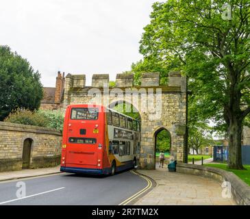 Ein enger Zusammenstoß durch Priory Arch, Priorygate, Lincoln City, Lincolnshire, England, UK Stockfoto