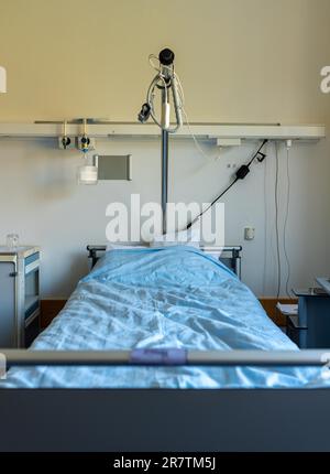 Modernes Krankenhauszimmer mit zwei Betten im Krankenhaus Berchtesgaden Stockfoto