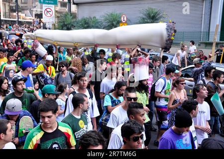 São Paulo SP Brasilien am 17 2023. Juni nehmen Demonstranten am Marihuana-marsch Teil, der diesen Samstag (17) in São Paulo stattfindet. Kredit: Cris Faga/Alamy Live News Stockfoto