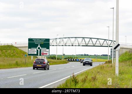 Großes Informationsschild am Greetwell-Kreisverkehr an der Lincoln City Eastern Bypass, Lincolnshire, England, Großbritannien Stockfoto