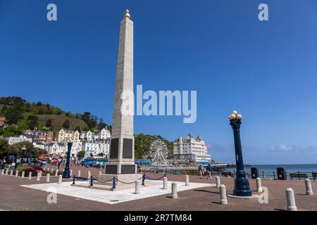 Monument, Kreuzung von North Parade und South Parade, Uferpromenade, Llandudno Seebad, Wales, Großbritannien Stockfoto