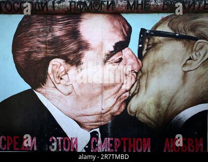 Dmitri Vrubel, sozialistischer Bruderkuss zwischen Leonid Breshnev und Erich Honecker, Kunstwerke an der ehemaligen Berliner Mauer, Graffiti, East Side Gallery Stockfoto