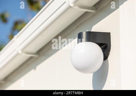 Außenbeleuchtung Deckenleuchte Wandmontage modernes Kuppeldesign für Bürogebäude. Stockfoto