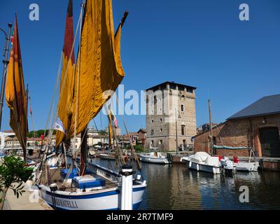 Cervia, die Provinz Ravenna mit Blick auf den Kanalhafen und den St. Michele Turm ca. 1700 km und die farbenfrohen Segel der antiken Marinerien. Stockfoto