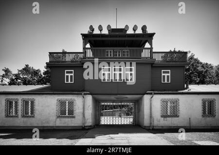 Tor zum Lager, Hauptwachturm, ehemaliges Konzentrationslager Buchenwald, heute Gedenkstätte, Schwarzweiß, Weimar, Thüringen, Deutschland Stockfoto