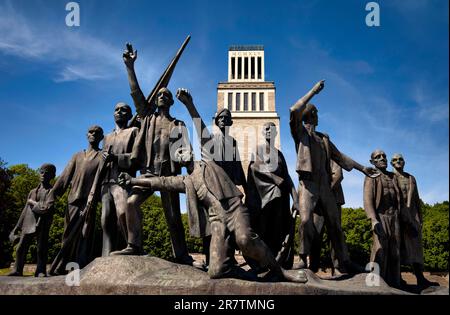 Gedenkglockenturm und Gruppe von Figuren von Fritz Cremer, ehemaliges Konzentrationslager Buchenwald, heute Gedenkstätte, Weimar, Thüringen, Deutschland Stockfoto