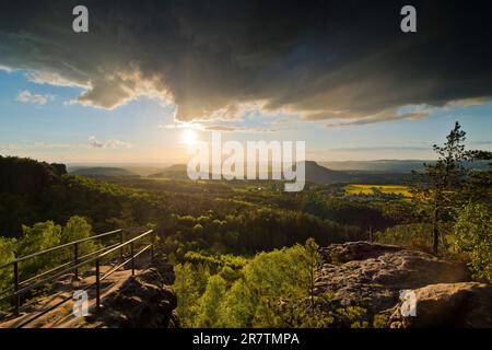 Abendstimmung nach Gewitter in der Sächsischen Schweiz, Blick von Papsstein mit Gorisch, Lilienstein und Festung Königstein über das Elbtal Stockfoto