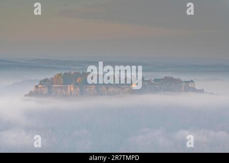 Königsteinfestung über dem Morgennebel bei Sonnenaufgang in der sächsischen Schweiz, Blick von Lilienstein über das Elbtal, Elbsandsteingebirge Stockfoto