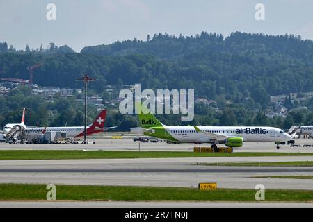 Aircraft Air Baltic, Airbus A220-300, YL-ABC, Zürich Kloten, Schweiz Stockfoto