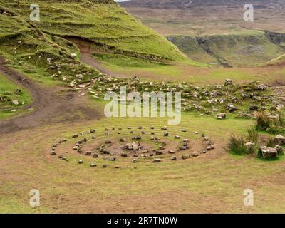 Steinspirale am Schloss Ewen, einer Felsformation, die wie ein Schloss aussieht, Fairy Glen, Isle of Skye, Schottland, Großbritannien Stockfoto