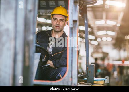 Gabelstaplerfahrer, männlicher Lagerarbeiter, der in einem Logistikfabriklager für Frachtgut arbeitet. Stockfoto