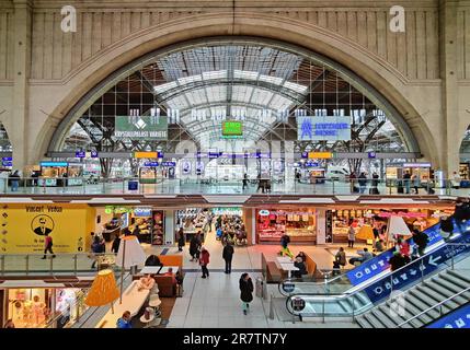 Überqueren Sie die Bahnhofshalle mit Einkaufszentrum und Blick auf die Gleise, den Hauptbahnhof, Leipzig, Sachsen, Deutschland Stockfoto