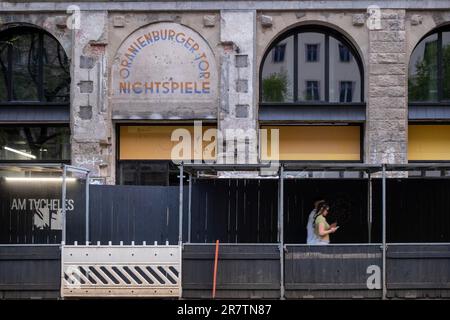 Oranienburger Tor NICHTSPIELE, Baustelle, Schutztunnel, Deutschland, Berlin, 01.05.2023, alte Inschrift auf dem ehemaligen Tacheles-Gebäude Stockfoto