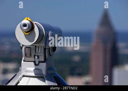 Münzteleskop, Graphoskop, auf dem Hauptturm in Richtung Messeturm, Frankfurt am Main, Hessen, Deutschland Stockfoto