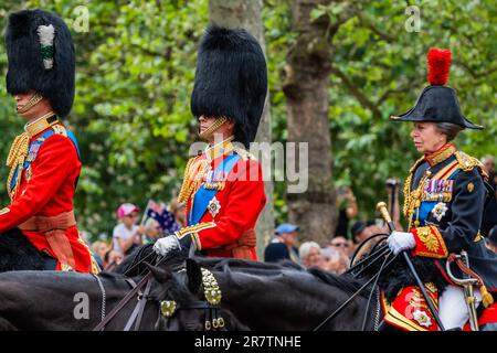 London, Großbritannien. 17. Juni 2023. Prinzessin Anne mit Prinz Edward, dem Herzog von Edinburgh, und Prinz William, dem Prinzen von Wales - die Farbe für König Karls III. Geburtstag. Zum ersten Mal seit mehr als dreißig Jahren werden alle fünf Fussschutzregimente teilnehmen. Ebenfalls auf der Parade findet das auf die Kavallerie montierte Regiment statt, das aus den Rettungsschwimmern und den Blues und Royals besteht, die zusammen die Eskorte des Sovereign und das königliche Pferd der Truppe bereitstellen. Kredit: Guy Bell/Alamy Live News Stockfoto