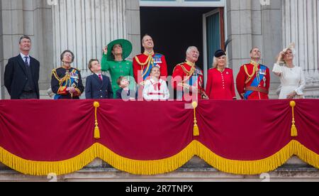 London, England, Großbritannien. 17. Juni 2023. (Von links nach rechts) Vizeadmiral Sir Tim LAURENCE, Prinzessin Royal ANNE, Prinz GEORGE, Prinz LOUIS, Prinzessin von Wales CATHERINE, Prinz von Wales WILLIAM, Prinzessin CHARLOTTE, König CHARLES III., Königin CAMILLA, Der Herzog von Edinburgh EDWARD und die Herzogin von Edinburgh SOPHIE auf dem Balkon des Buckingham Palastes, um die Flypast nach der Trooping the Colour Zeremonie zu sehen, während König Karl III. Seinen ersten offiziellen Geburtstag seit seinem Amtsantritt feiert. (Kreditbild: © Tayfun Salci/ZUMA Press Wire) NUR REDAKTIONELLE VERWENDUNG! Nicht für kommerzielle Zwecke Stockfoto