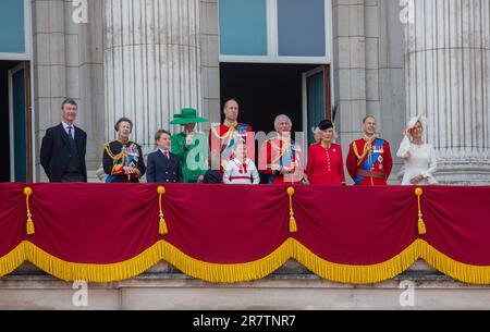 London, England, Großbritannien. 17. Juni 2023. (Von links nach rechts) Vizeadmiral Sir Tim LAURENCE, Prinzessin Royal ANNE, Prinz GEORGE, Prinz LOUIS, Prinzessin von Wales CATHERINE, Prinz von Wales WILLIAM, Prinzessin CHARLOTTE, König CHARLES III., Königin CAMILLA, Der Herzog von Edinburgh EDWARD und die Herzogin von Edinburgh SOPHIE auf dem Balkon des Buckingham Palastes, um die Flypast nach der Trooping the Colour Zeremonie zu sehen, während König Karl III. Seinen ersten offiziellen Geburtstag seit seinem Amtsantritt feiert. (Kreditbild: © Tayfun Salci/ZUMA Press Wire) NUR REDAKTIONELLE VERWENDUNG! Nicht für kommerzielle Zwecke Stockfoto