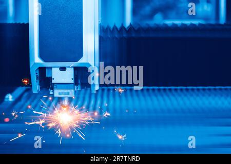 Blechlaserschneidemaschine Nahtdüse für moderne Industrietechnologie in blauer Farbe. Stockfoto