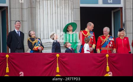 London, England, Großbritannien. 17. Juni 2023. (Von links nach rechts) Vizeadmiral Sir Tim LAURENCE, Prinzessin Royal ANNE, Prinz GEORGE, Prinz LOUIS, Prinzessin von Wales CATHERINE, Prinz von Wales WILLIAM, Prinzessin CHARLOTTE, König CHARLES III., Königin CAMILLA, Auf dem Balkon des Buckingham-Palastes, um die Flypast nach der Trooping the Colour Zeremonie zu sehen, während König Karl III. Seinen ersten offiziellen Geburtstag seit seinem Amtsantritt feiert. (Kreditbild: © Tayfun Salci/ZUMA Press Wire) NUR REDAKTIONELLE VERWENDUNG! Nicht für den kommerziellen GEBRAUCH! Stockfoto