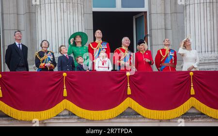 London, England, Großbritannien. 17. Juni 2023. (Von links nach rechts) Vizeadmiral Sir Tim LAURENCE, Prinzessin Royal ANNE, Prinz GEORGE, Prinz LOUIS, Prinzessin von Wales CATHERINE, Prinz von Wales WILLIAM, Prinzessin CHARLOTTE, König CHARLES III., Königin CAMILLA, Der Herzog von Edinburgh EDWARD und die Herzogin von Edinburgh SOPHIE auf dem Balkon des Buckingham Palastes, um die Flypast nach der Trooping the Colour Zeremonie zu sehen, während König Karl III. Seinen ersten offiziellen Geburtstag seit seinem Amtsantritt feiert. (Kreditbild: © Tayfun Salci/ZUMA Press Wire) NUR REDAKTIONELLE VERWENDUNG! Nicht für kommerzielle Zwecke Stockfoto