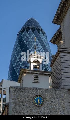 London, Vereinigtes Königreich: St Ethelburga's Church on Bishopsgate in the City of London mit dem Herkin-Wolkenkratzer dahinter. Stockfoto