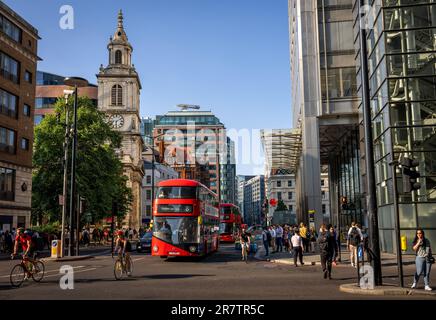 London, Vereinigtes Königreich: Bishopsgate in der City of London an der Kreuzung mit Wormwood Street und Camomile Street. St. Botolph Kirche links und Heron Tower rechts. Stockfoto