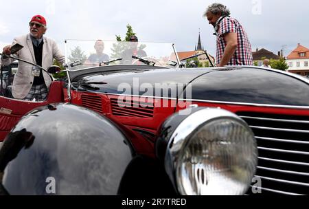 Caslav, Tschechische Republik. 17. Juni 2023. Die Fahrer O. Nachtigal und J. Nachtigal mit dem historischen Auto AERO 30 während des 1000-Meilen-Rennens in der Tschechoslowakei 2023 in Caslav in der Tschechischen Republik. Diese Woche standen über 100 Autos, die vor 1939 gebaut wurden, im Zentrum von Prag in Schlange, um das tschechoslowakische 1.000-Meilen-Rennen zu beginnen. Das ist dieses Jahr sein 90. Jubiläum. Reiter „Rennen“ von Prag nach Bratislava und zurück und werden erwartet, die Ziellinie in Prag zu erreichen. (Kreditbild: © Slavek Ruta/ZUMA Press Wire) NUR REDAKTIONELLE VERWENDUNG! Nicht für den kommerziellen GEBRAUCH! Stockfoto