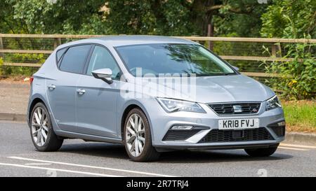 Milton Keynes, Großbritannien - 18. 2023. Juni: 2018 silberner LEON-Wagen, der auf einer englischen Straße fährt Stockfoto