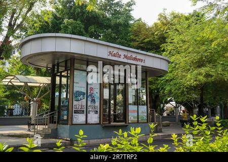 Yogyakarta, Indonesien - 20. März 2023: Bushaltestelle Halte Trans Jogja an der Malioboro Street Stockfoto