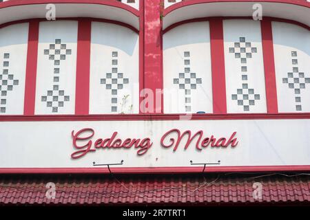 Yogyakarta, Indonesien - 20. März 2023: Gedoeng Merah Store am Malioboro Roadside. Gedoeng Merah verkauft Souvenirs für Touristen Stockfoto