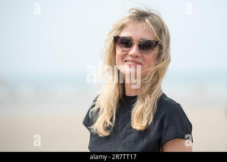 Cabourg, Frankreich. 17. Juni 2023. Katell Quillevere, die am 17. Juni 2023 im Rahmen des Cabourg Film Festivals 37. in Cabourg, Frankreich, an einem Fotoanruf teilnimmt. Foto: Aurore Marechal/ABACAPRESS.COM Kredit: Abaca Press/Alamy Live News Stockfoto