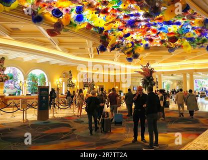 Bellagio Resort Hotel und Casino Eingangshalle mit einer Decke dekoriert mit einer bunten Skulptur Fiori di Como von Dale Chihuly Las Vegas Nevada USA Stockfoto