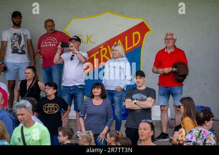 Petrvald, Tschechische Republik. 17. Juni 2023. Fußballfans während des Ausstellungsspiels der Persönlichkeiten Team Baros gegen Team Jankulovski in Petrvald, Region Karvina, 17. Juni 2023. Kredit: Vladimir Prycek/CTK Photo/Alamy Live News Stockfoto