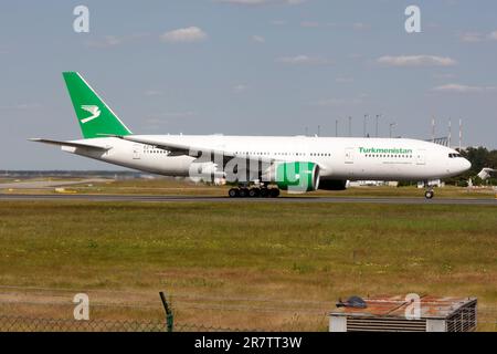 Eine Boeing von Turkmenistan Airlines, 777-200, die auf dem Frankfurter Flughafen landet. Stockfoto