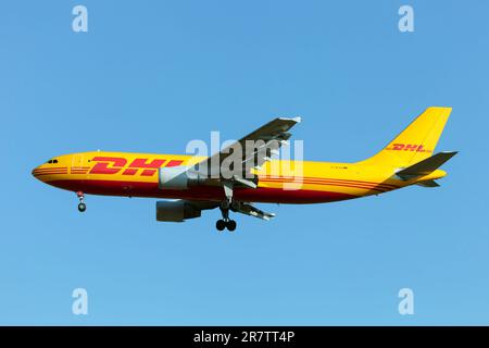 Ein DHL (European Air Transport) Airbus 300-600F landet am Frankfurter Flughafen. Stockfoto