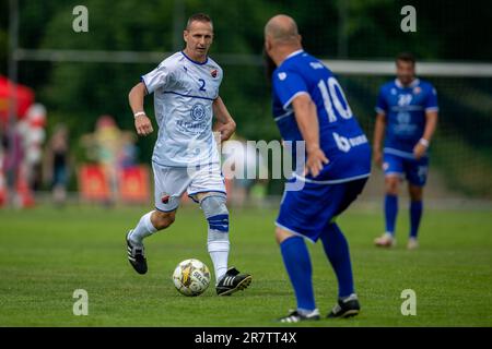 Petrvald, Tschechische Republik. 17. Juni 2023. Tschechische Fußballspieler Zdenek Pospech, Left und Radomir Dian in Aktion während des Ausstellungsspiels der Persönlichkeiten Team Baros gegen Team Jankulovski, in Petrvald, Region Karvina, 17. Juni 2023. Kredit: Vladimir Prycek/CTK Photo/Alamy Live News Stockfoto