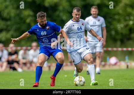 Petrvald, Tschechische Republik. 17. Juni 2023. Die tschechischen Hockeyspieler Roman Szturc, Left und Ondrej Sedivy in Aktion während des Ausstellungsspiels der Persönlichkeiten Team Baros gegen Team Jankulovski, in Petrvald, Region Karvina, 17. Juni 2023. Kredit: Vladimir Prycek/CTK Photo/Alamy Live News Stockfoto