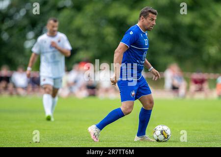 Petrvald, Tschechische Republik. 17. Juni 2023. Tschechischer ehemaliger Fußballspieler Mailand Baros in Aktion während des Ausstellungsspiels der Persönlichkeiten Team Baros gegen Team Jankulovski in Petrvald, Region Karvina, 17. Juni 2023. Kredit: Vladimir Prycek/CTK Photo/Alamy Live News Stockfoto