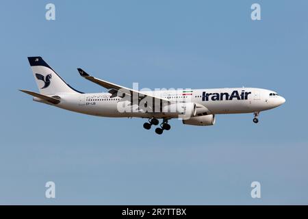 Frankfurt, Deutschland. 03. Juni 2023. Ein Iran Air Airbus 330-200 landet am internationalen Flughafen Frankfurt am Rhein-Main. (Foto: Fabrizio Gandolfo/SOPA Images/Sipa USA) Guthaben: SIPA USA/Alamy Live News Stockfoto