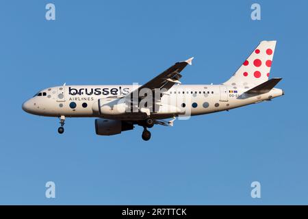 Frankfurt, Deutschland. 03. Juni 2023. Ein Airbus 319 von Brussels Airlines landet am Flughafen Frankfurt. (Foto: Fabrizio Gandolfo/SOPA Images/Sipa USA) Guthaben: SIPA USA/Alamy Live News Stockfoto